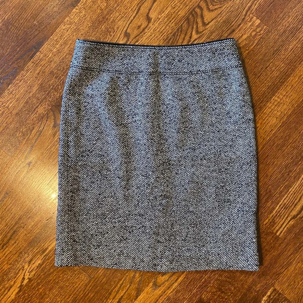 LAST CHANCE: Banana Republic Black/White Tweed Skirt - Size 6